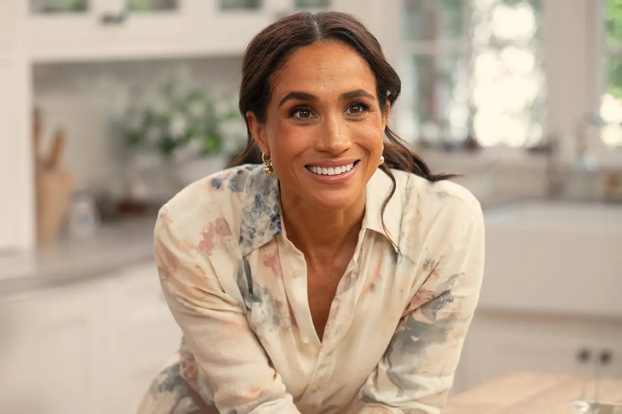 Meghan Markle lächelt in die Kamera.