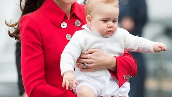 Baby George stehen die Haare zu Berge