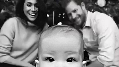 Herzogin Meghan, Prinz Harry und Baby Archie - Foto: Twitter/@queenscomtrust