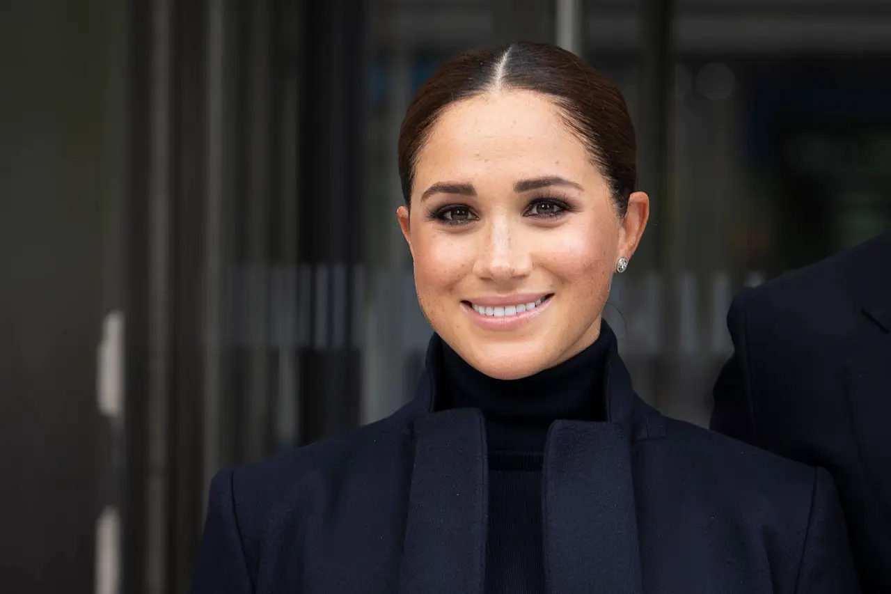 herzogin-meghan-baby-video-imago758420239 Herzogin Meghan, hier in die Kamera lächelnd, erklärt, was hinter ihrem Baby-Video aus dem Krankenhaus steckt. - Foto: IMAGO / ZUMA Press Wire