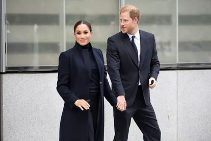 Herzogin Meghan und Prinz Harry schlendern ganz in schwarz.