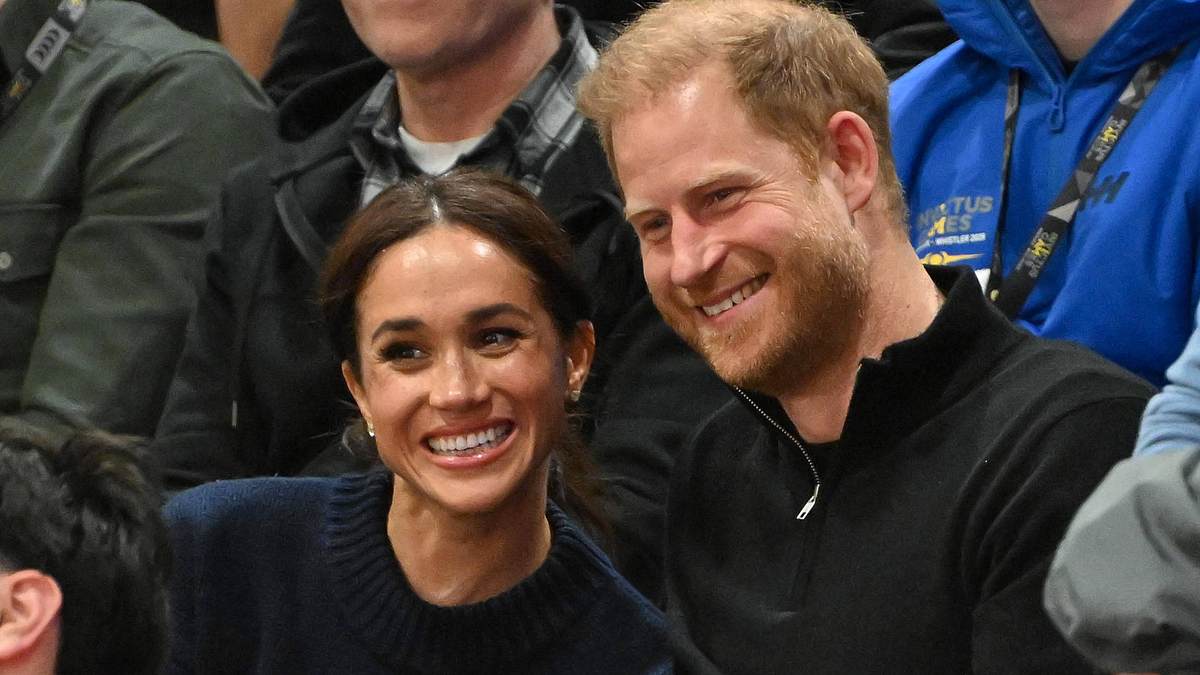 Herzogin Meghan & Prinz Harry grinsen für die Fotografen.