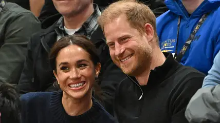 Herzogin Meghan & Prinz Harry grinsen für die Fotografen.