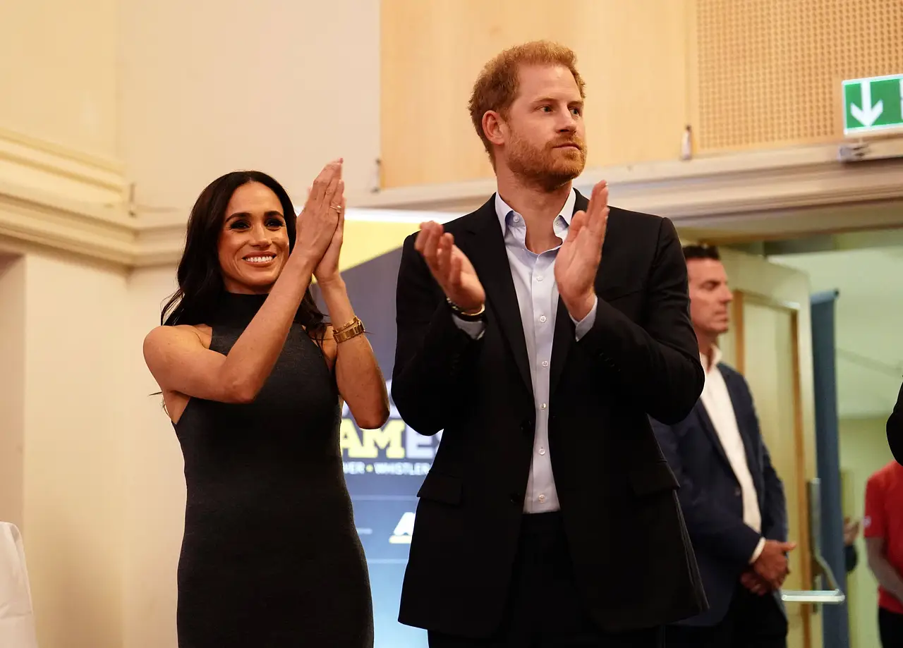 herzogin-meghan-prinz-harry-wende-netflix-imago304177394 Herzogin Meghan und Prinz Harry klatschen in die Hände. - Foto: IMAGO / i Images
