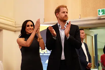 Herzogin Meghan und Prinz Harry klatschen in die Hände.