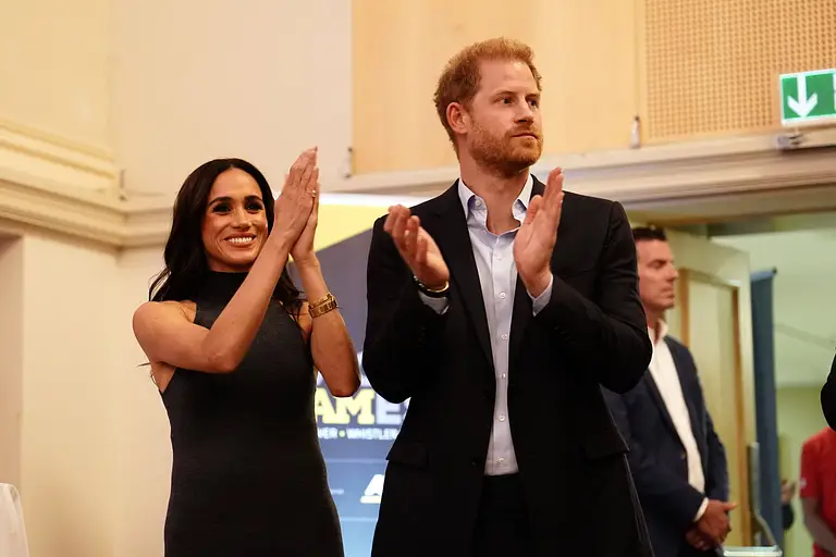 Herzogin Meghan und Prinz Harry klatschen in die Hände.