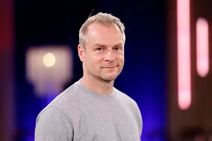 Hinnerk Schönemann, hier entspannt in die Kamera lächelnd, spricht jetzt offen über sein Privatleben.