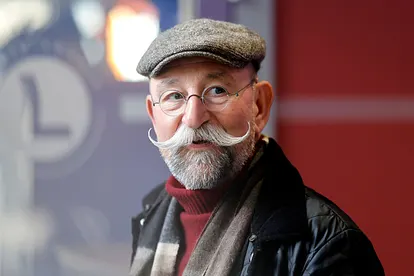 Horst Lichter trägt Winterkleidung und blickt entspannt zur Seite. Gerne erinnert er sich an seine Mutter zurück.