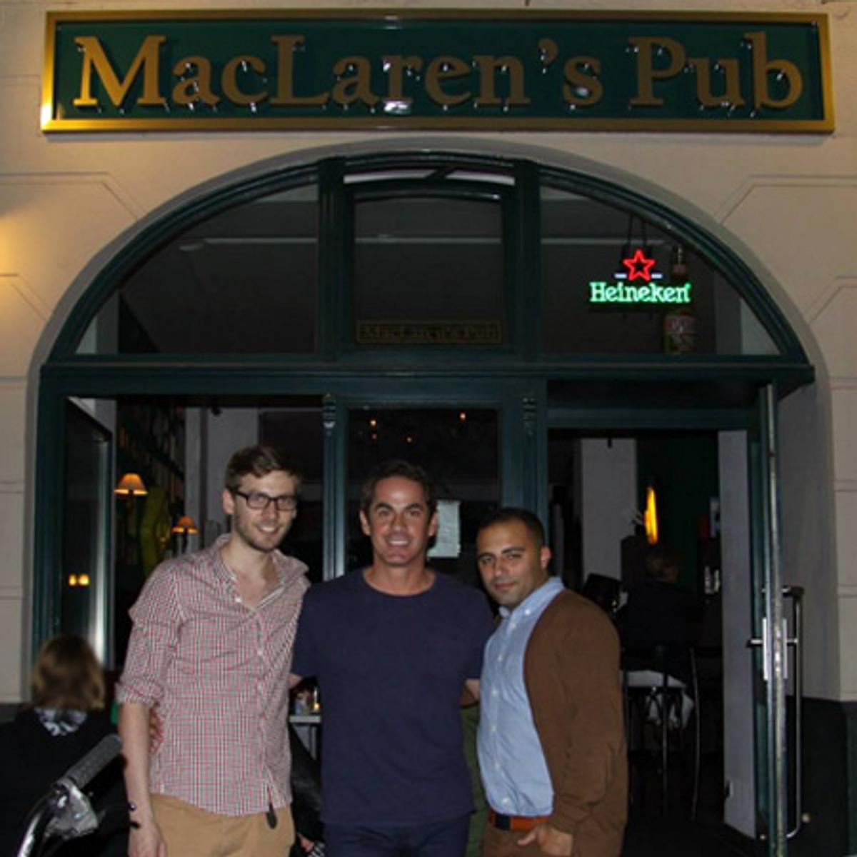 Die beiden Pub-Gründer Jan (links) und Mo (rechts) mit dem Schauspieler Robert Maschio von Scrubs (Dr. Todd), der dem MacLaren's einen Besuch abstattete. (Foto: MacLaren`s Berlin)