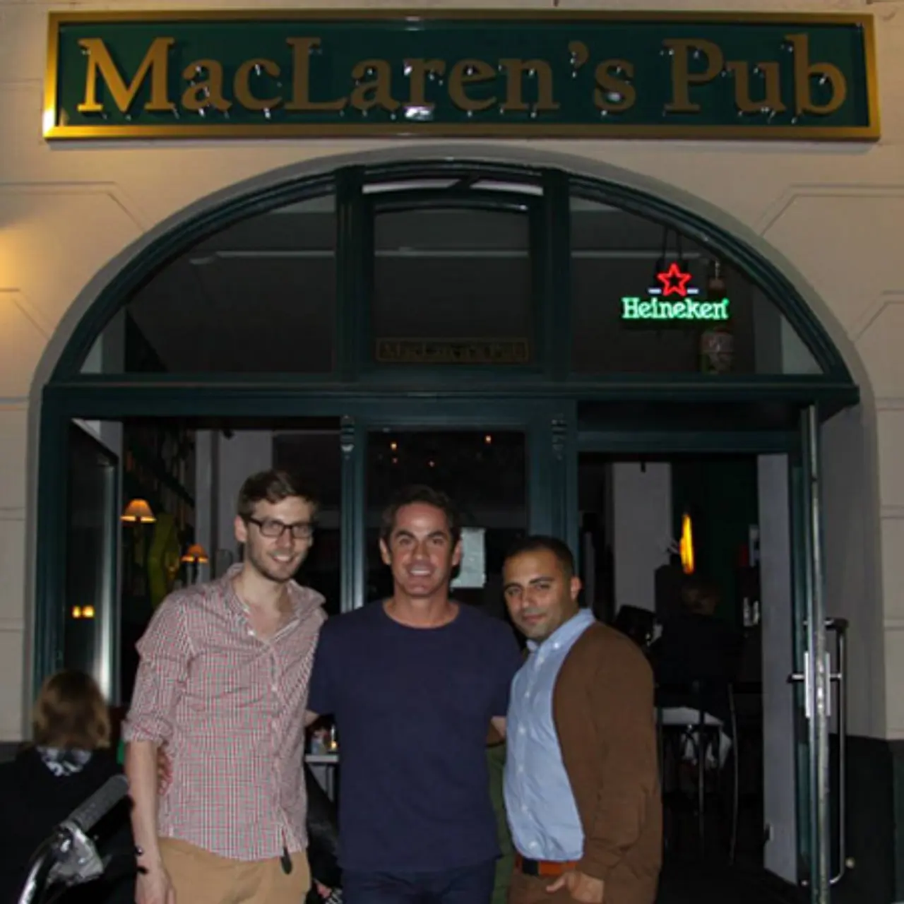 Die beiden Pub-Gründer Jan (links) und Mo (rechts) mit dem Schauspieler Robert Maschio von Scrubs (Dr. Todd), der dem MacLaren's einen Besuch abstattete. (Foto: MacLaren`s Berlin) Die beiden Pub-Gründer Jan (links) und Mo (rechts) mit dem Schauspieler Robert Maschio von Scrubs (Dr. Todd), der dem MacLarens einen Besuch abstattete. (Foto: MacLaren`s Berlin) - Foto: facebook.com/maclarenspubberlin