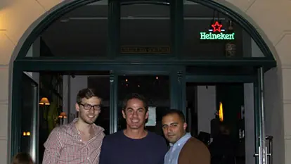 Die beiden Pub-Gründer Jan (links) und Mo (rechts) mit dem Schauspieler Robert Maschio von Scrubs (Dr. Todd), der dem MacLaren's einen Besuch abstattete. (Foto: MacLaren`s Berlin)