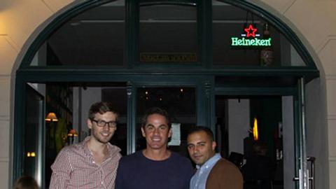 Die beiden Pub-Gründer Jan (links) und Mo (rechts) mit dem Schauspieler Robert Maschio von Scrubs (Dr. Todd), der dem MacLarens einen Besuch abstattete. (Foto: MacLaren`s Berlin) - Foto: facebook.com/maclarenspubberlin