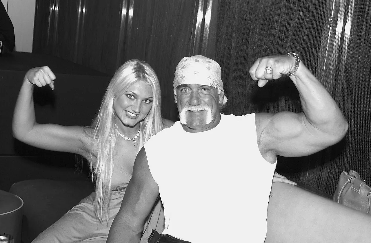 Hulk-Hogan Ein Schwarzweißbild von Brooke Hogan und Hulk Hogan, die ihren Bizeps zeigen! - Foto: IMAGO / ZUMA Press Wire