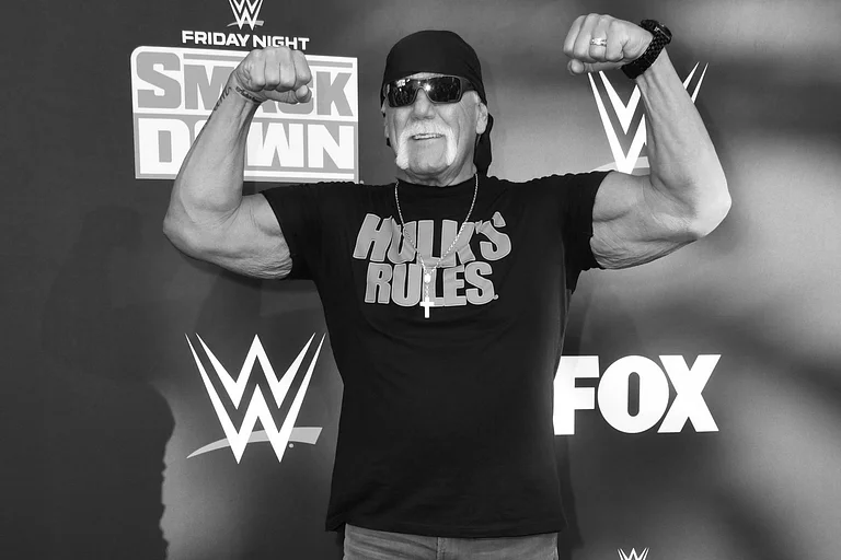 Hulk Hogan zeigt seinen Bizeps.