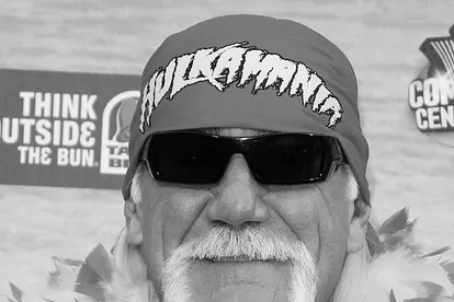 Hulk Hogan mit Bandana, Sonnenbrille und Federkette.
