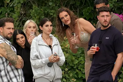 Marco, Jenni, Jana, Yeliz, Babu und Jannik schauen ernst in eine Richtung.