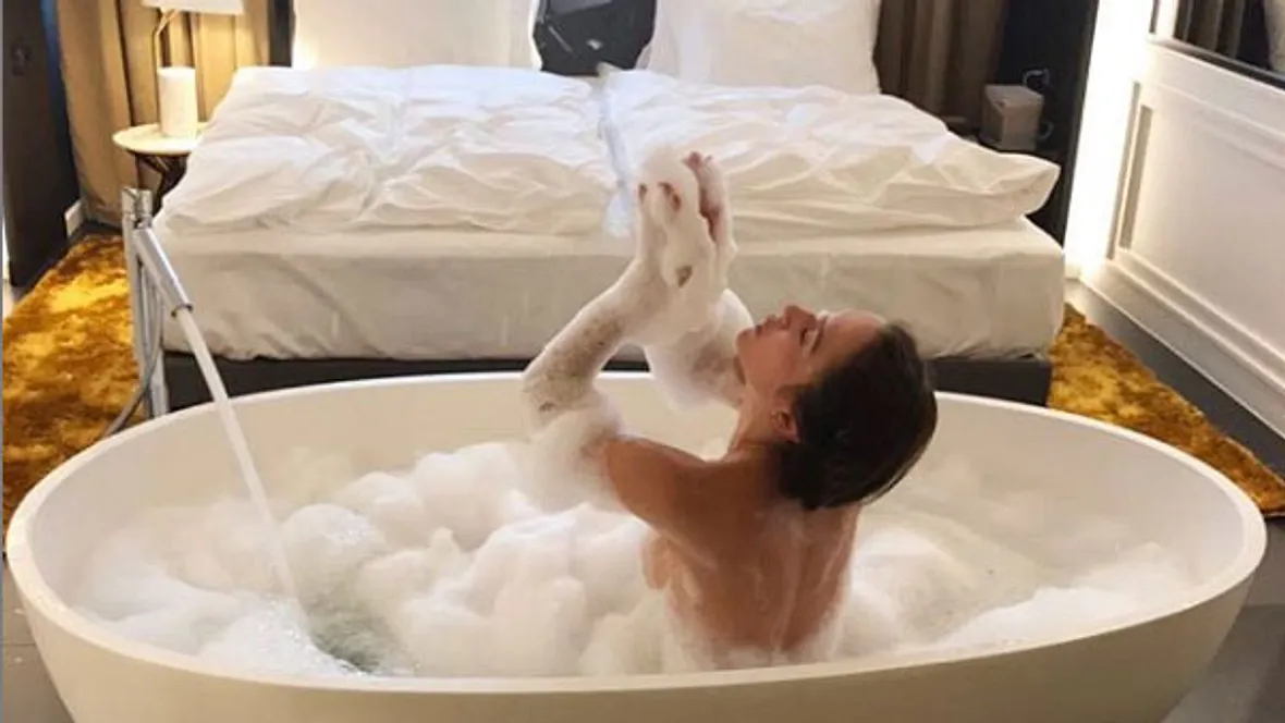 Anastasiya Avilova: Sexy Schaumbad Anastasiya Avilova beim sexy Schaumbad