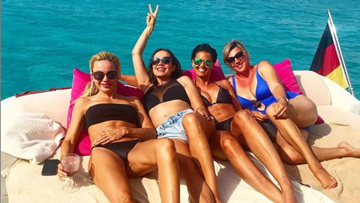 Sexy Mädelsurlaub für Sonja Kirchberger Sonja Kirchberger im Bikini im Mädelsurlaub