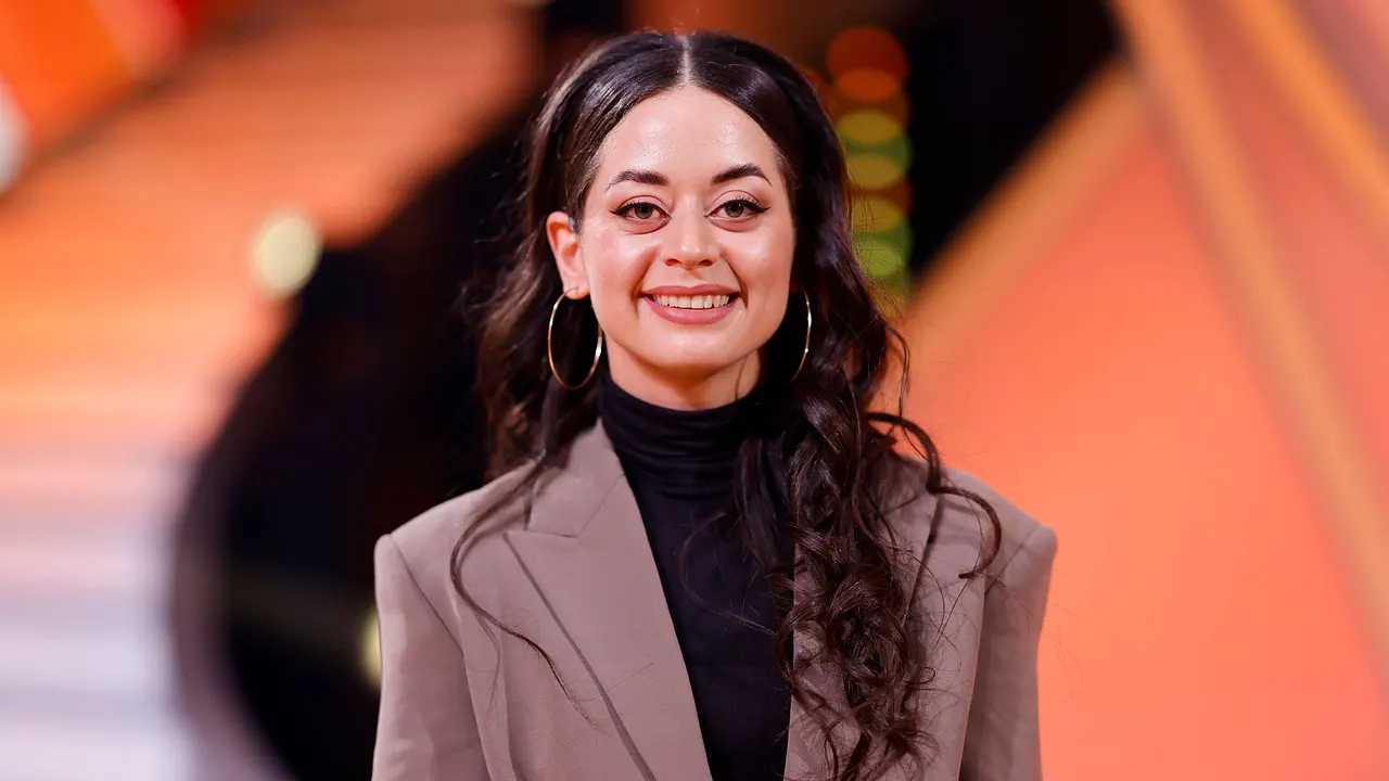 Die verletzte Profitänzerin Malika Dzumaev spürt den Zusammenhalt der "Let's Dance"-Familie.