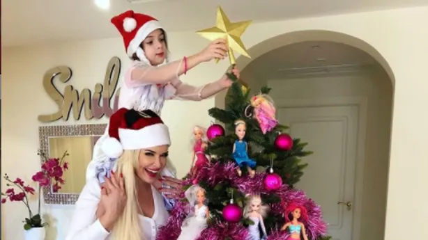 Daniela Katzenberger und Tochter vor dem Weihnachtsbaum Daniela Katzenberger und Tochter vor dem Weihnachtsbaum