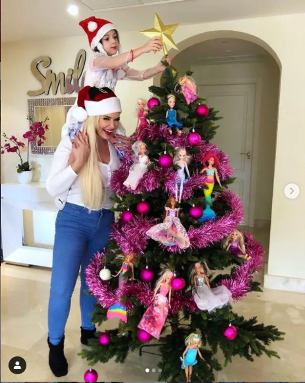 Daniela Katzenberger und Tochter vor dem Weihnachtsbaum Daniela Katzenberger und Tochter vor dem Weihnachtsbaum