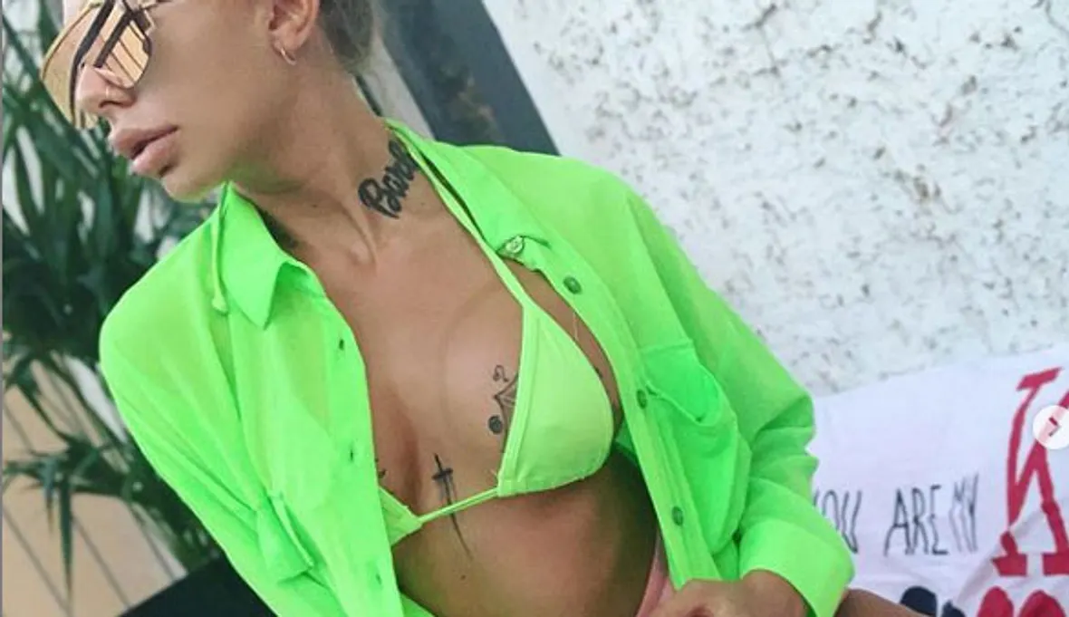 Toni Trips trägt Tattoos auf ihrem Busen Antonia Komljen mit Tattoos auf den Brüsten