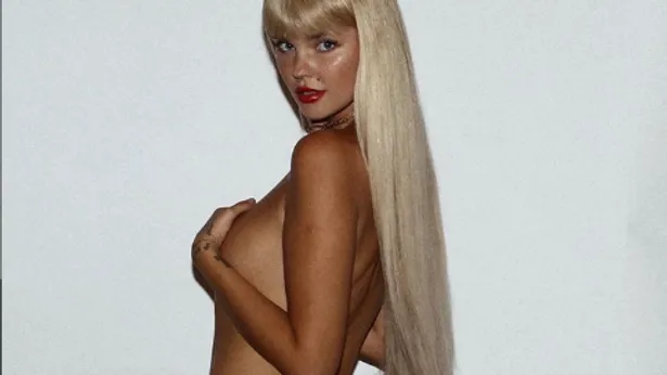 Bonnie Strange mit nackten Brüsten Bonnie Strange mit nackten Brüsten