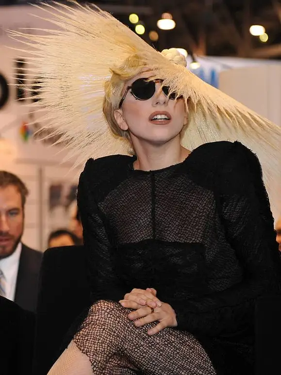 Popdiven: Die verrücktesten Outfits von Katy Perry und Lady Gaga - Bild 7