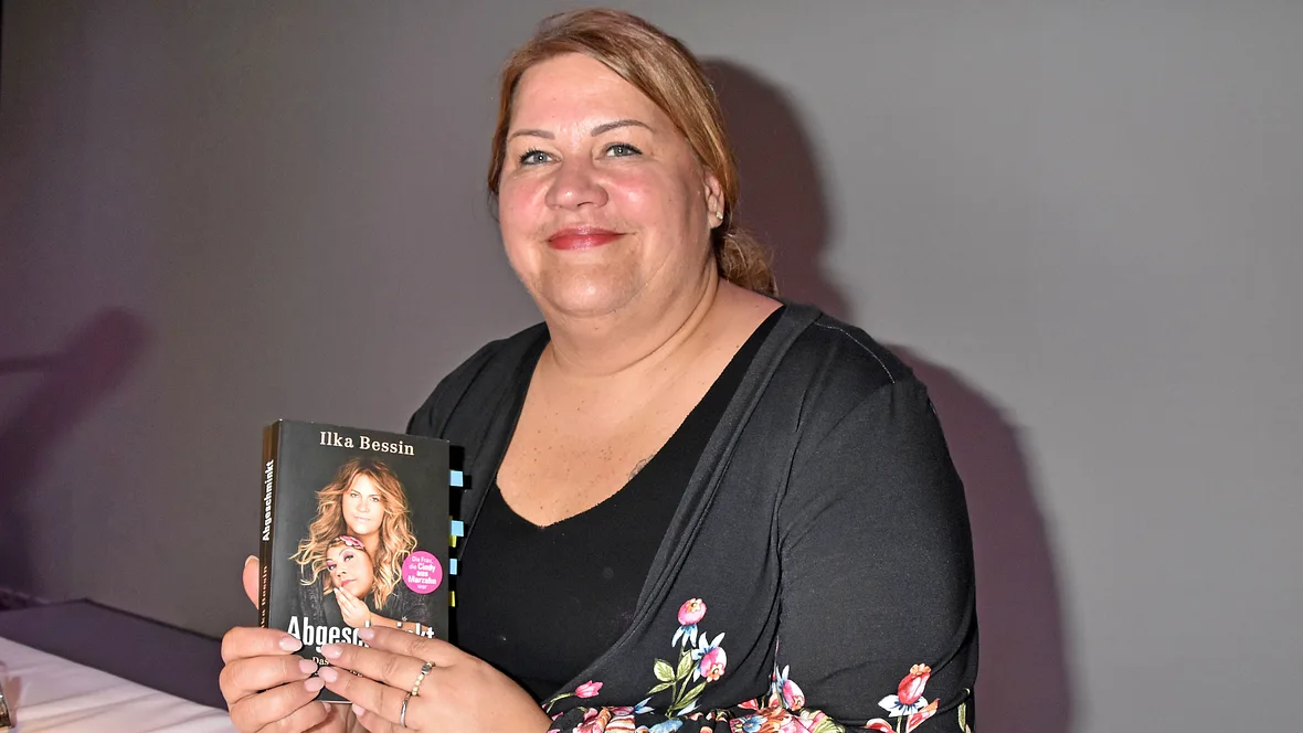 Ilka Bessin mit ihrem Buch Ilka Bessin mit ihrem Buch