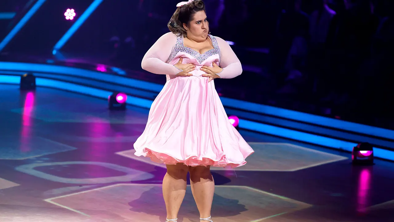 SelfieSandra fasst sich bei einem "Let's Dance"-Auftritt scherzhaft an die Brust.
