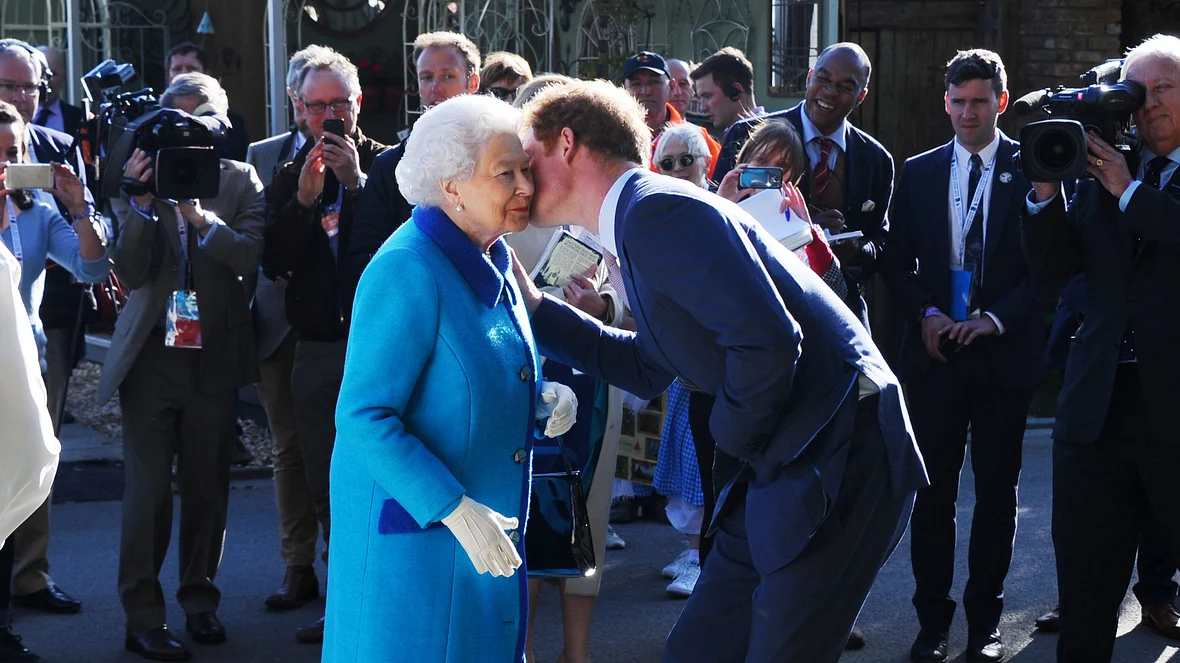 Queen Elizabeth II Prinz Harry Queen Elizabeth II Prinz Harry
