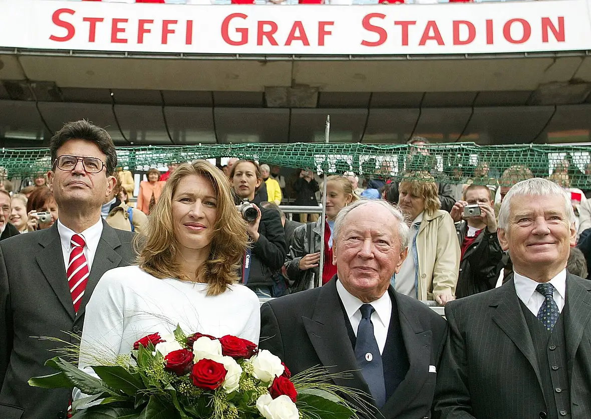 Steffi Graf, Ehrenpräsident Wolfgang Hofer (LTTC Rot-Weiß) und Bundesinnenminister Otto Schily Steffi Graf, Ehrenpräsident Wolfgang Hofer (LTTC Rot-Weiß) und Bundesinnenminister Otto Schily