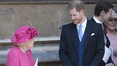Prinz Harry und die Queen - Foto: imago images / i Images