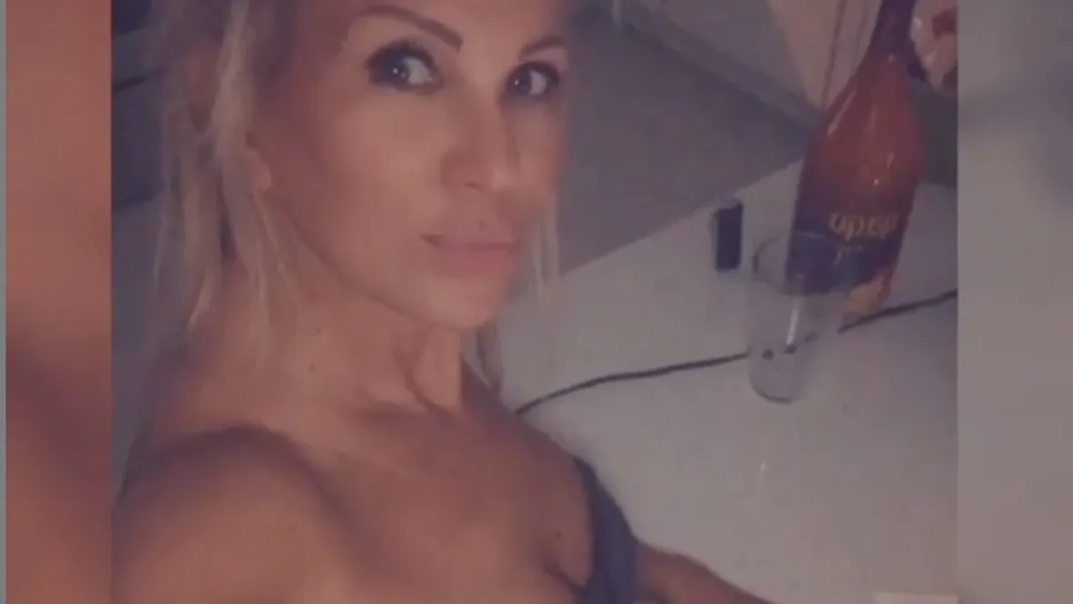 Claudia Norberg: Nackig im Dunkeln Claudia Norberg posiert sexy zu Hause
