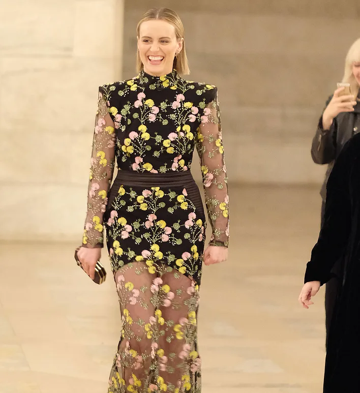 Wie ein Blumenmädchen... Taylor Schilling