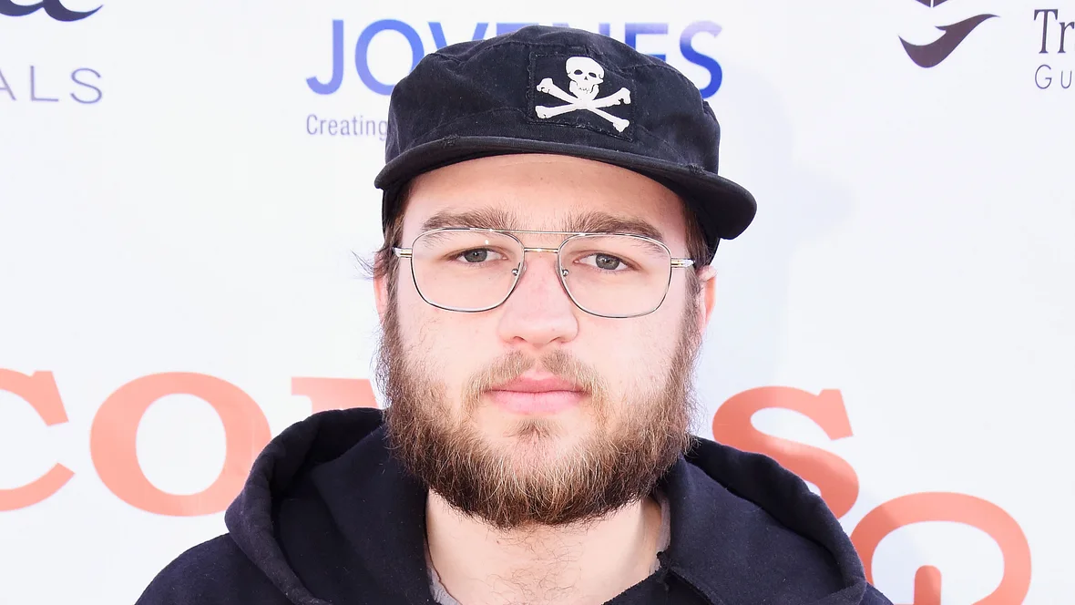 Angus T. Jones alias Jake Harper ist heute bärtig Angus T. Jones alias Jake Harper ist heute bärtig