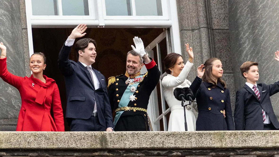 König Frederik mit seiner Familie König Frederik mit seiner Familie