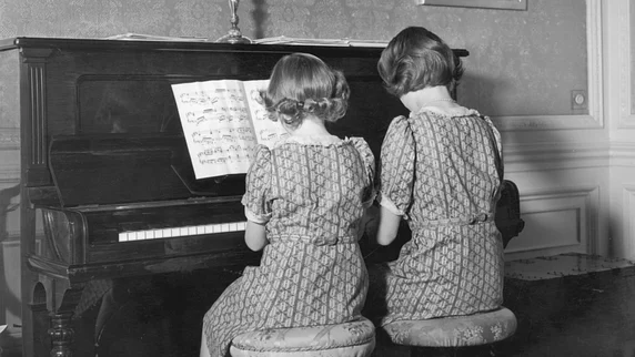 Elizabeth mit ihrer Schwester Queen Elizabeth II. mit ihrer Schwester