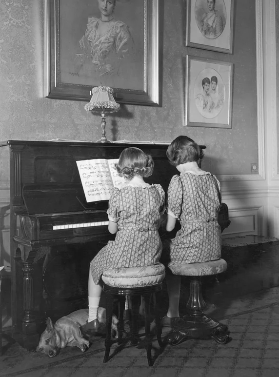 Elizabeth mit ihrer Schwester Queen Elizabeth II. mit ihrer Schwester