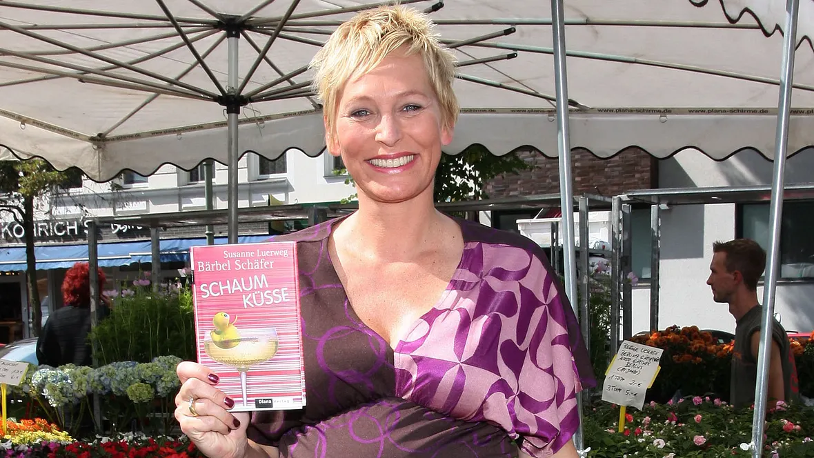 Seit 2005: Heute ist Bärbel Schäfer eine erfolgreiche Buch-Autorin Hochschwanger präsentiert Bärbel Schäfer 2008 ihr Buch "Schaumküsse"