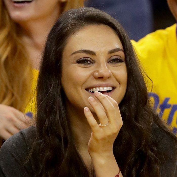 Mila Kunis Ashton Kutcher Ihre Eheringe Kosteten Unter 100 Euro Intouch