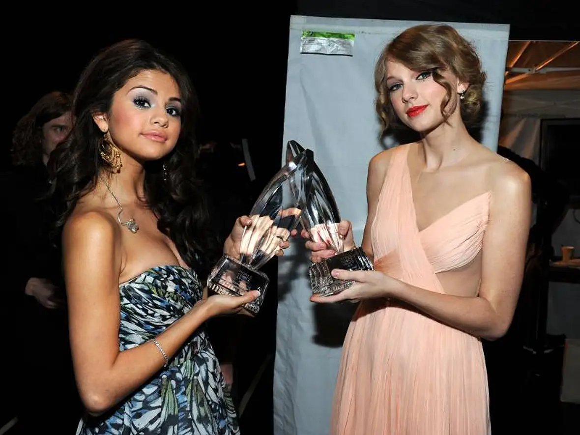 People's Choice Awards 2011: Kristen Stewart vor Robert Pattinson - Bild 2