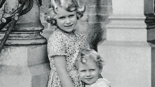 Queen Elizabeth II. mit ihrer Schwester Queen Elizabeth II. mit ihrer Schwester