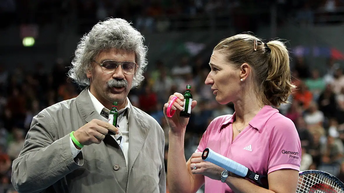 Hape Kerkeling als Kunstfigur Horst Schlämmer mit Steffi Graf Hape Kerkeling als Kunstfigur Horst Schlämmer mit Steffi Graf