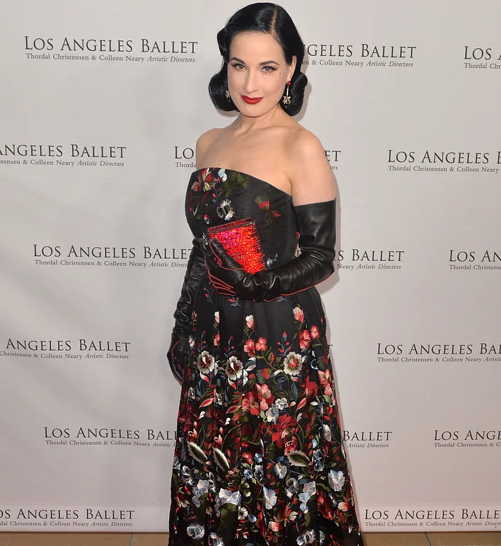 Im perfekten Red Carpet Look... Dita Von Teese