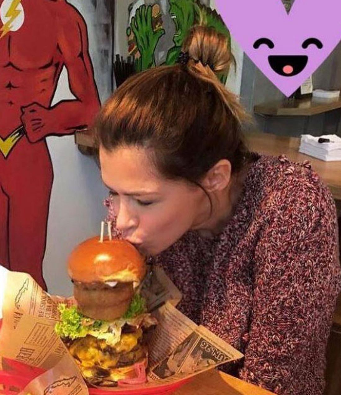 Sabia Boulahrouz küsst Hamburger