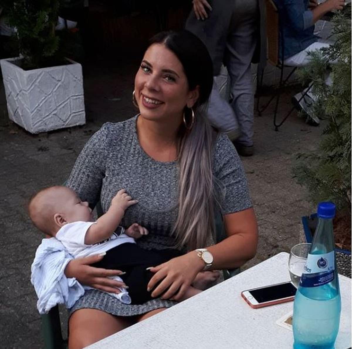 Jenny Frankhauser zeigt sich mit einem Baby