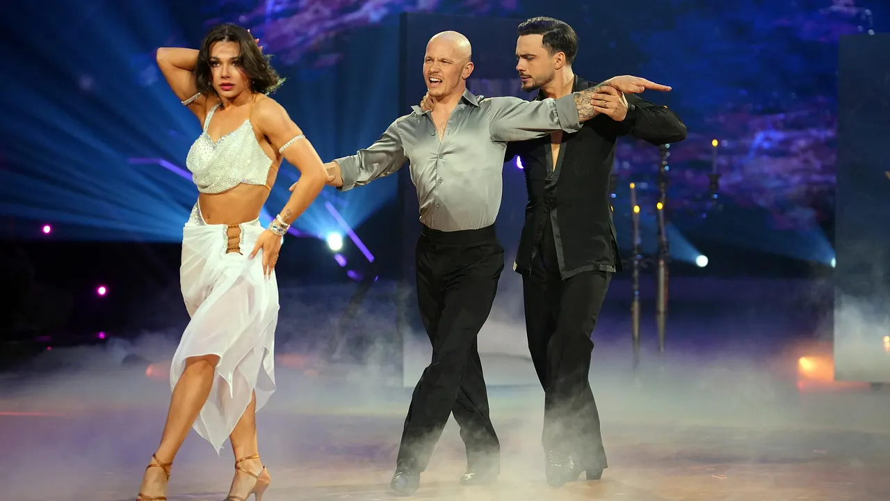 Die verbliebenen "Let's Dance"-Kandidaten der 18. Staffel geben in Show 11 bei den Triotänzen alles!