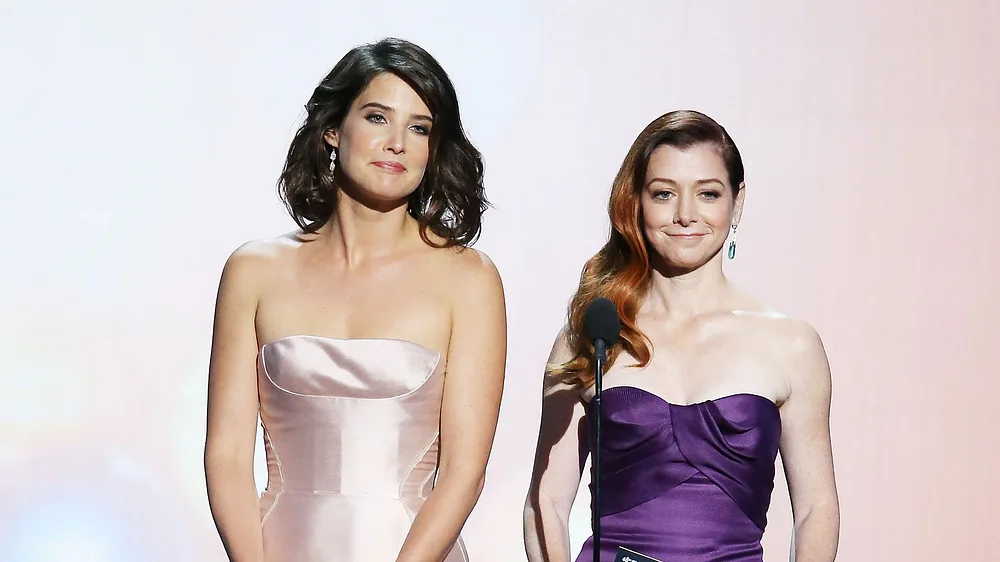 Alyson Hannigan und Cobie Smulders 2013 bei der Emmy-Verleihung Alyson Hannigan und Cobie Smulders 2013 bei der Emmy-Verleihung