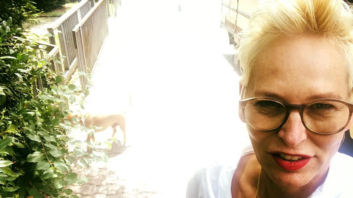 2019: Gibt es ein Talkshow-Comeback von Bärbel Schäfer? Bärbel Schäfer 2019 beim Gassi gehen mit ihrem Hund